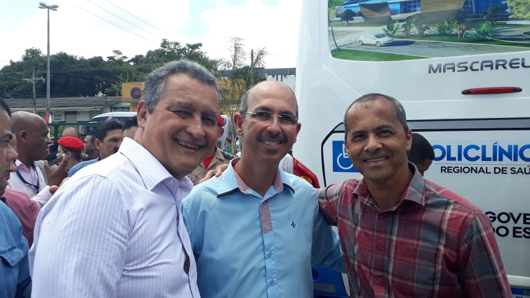 Camacã: Prefeito e sua Comitiva participam da inauguração da Policlínica e micro-ônibus em Itabuna

